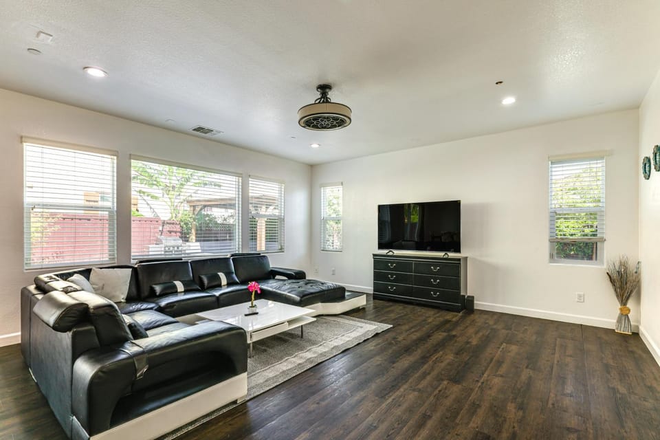 Walk to Parks Mountain House Retreat with Patio! House in Tracy