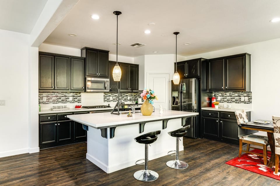 Walk to Parks Mountain House Retreat with Patio! House in Tracy