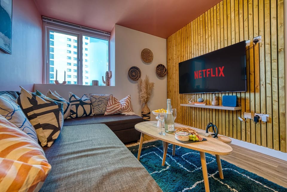 TV and multimedia, Living room, Lounge or bar, Seating area, Evening entertainment