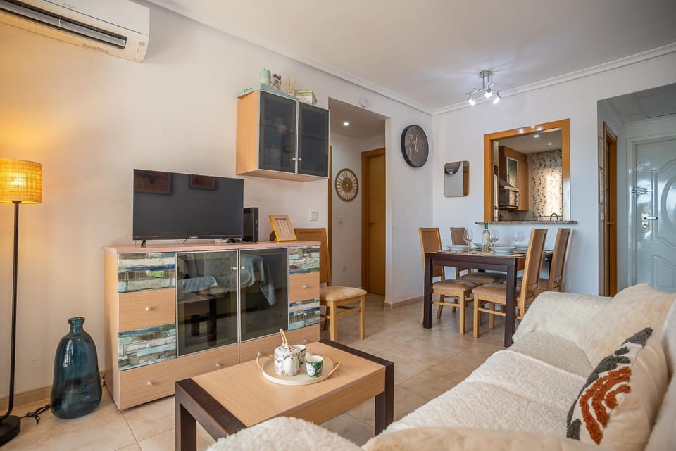 Communal lounge/ TV room, TV and multimedia, Living room, Dining area, air conditioner