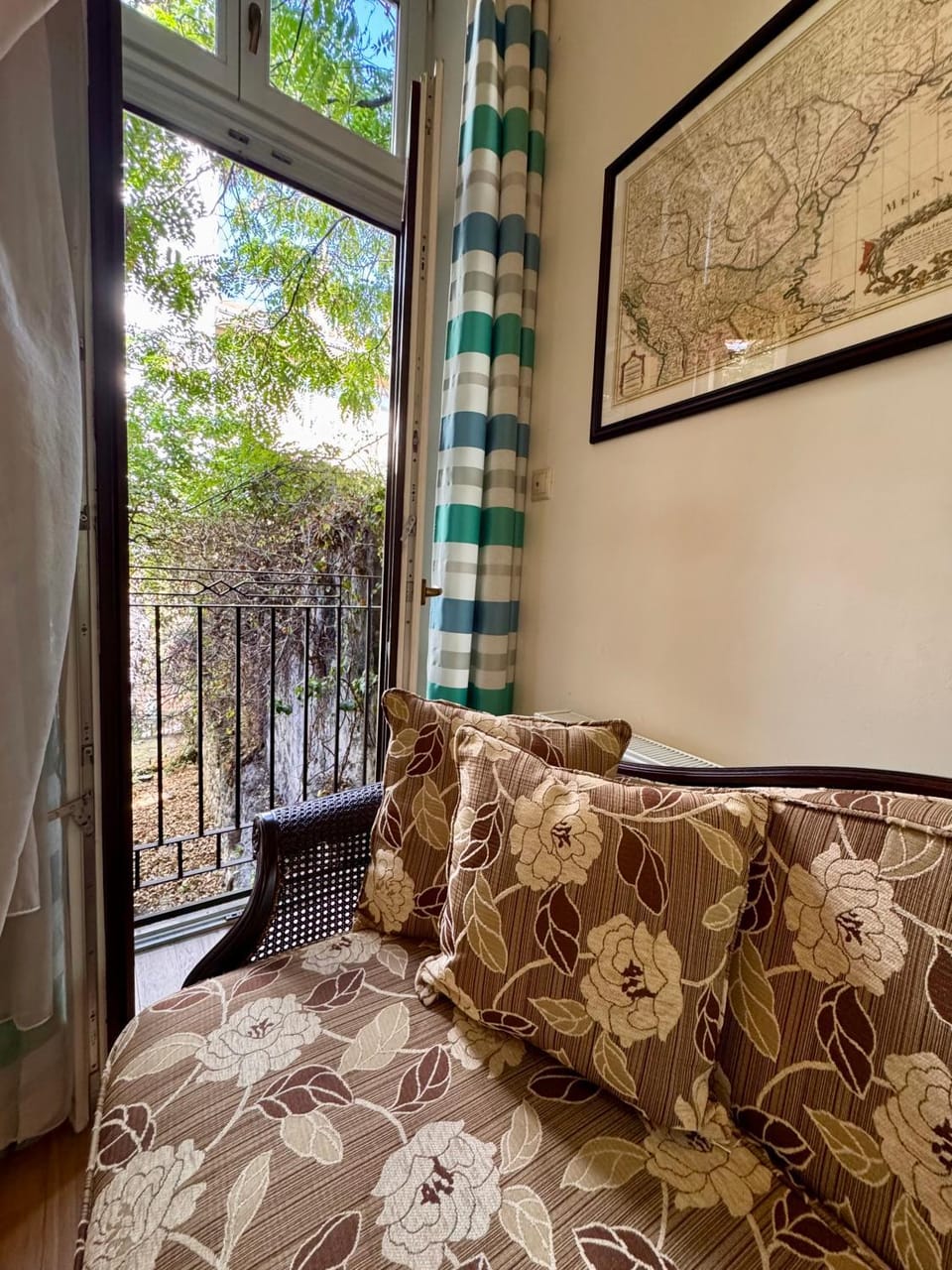 View (from property/room), Balcony/Terrace, Living room, Photo of the whole room, Seating area