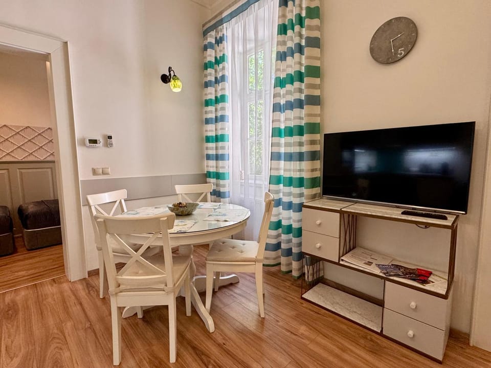Communal lounge/ TV room, TV and multimedia, Living room, Seating area, Dining area, Evening entertainment