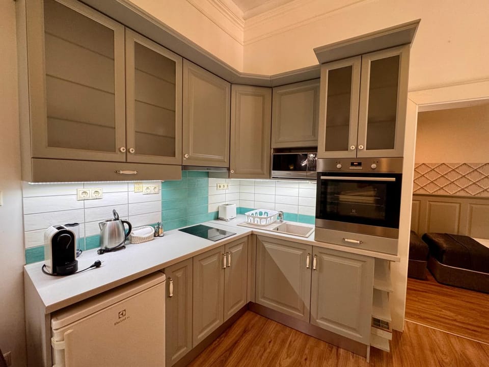Coffee/tea facilities, Kitchen or kitchenette, stove, toaster