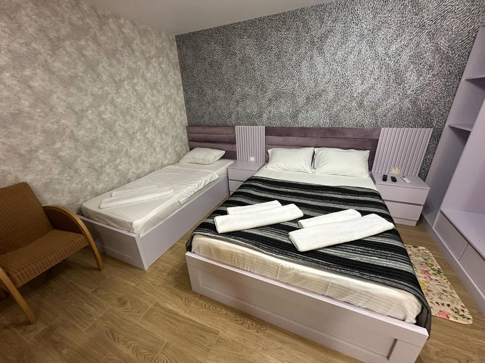 Bed, Bedroom, towels