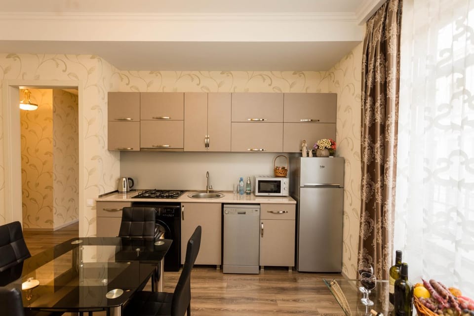 Coffee/tea facilities, Kitchen or kitchenette, Dining area, dishwasher, minibar, oven, stove
