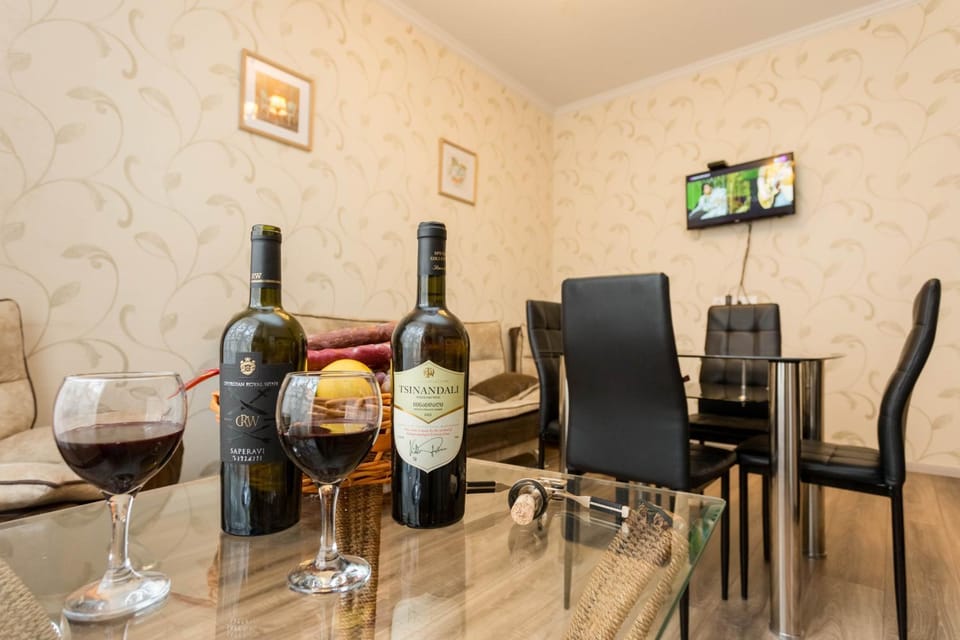 Communal lounge/ TV room, TV and multimedia, Living room, Food and drinks, Seating area, Dining area, Food, Drinks