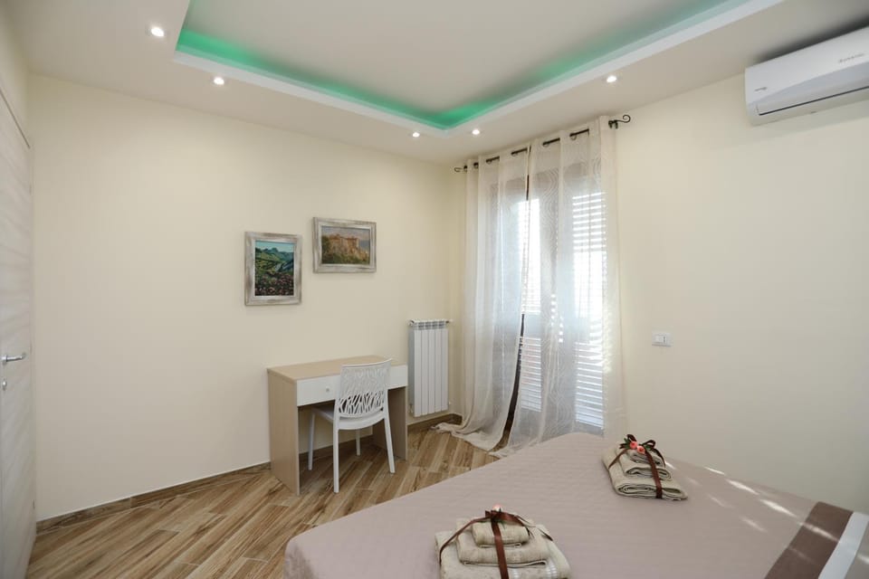 Bed, Photo of the whole room, air conditioner