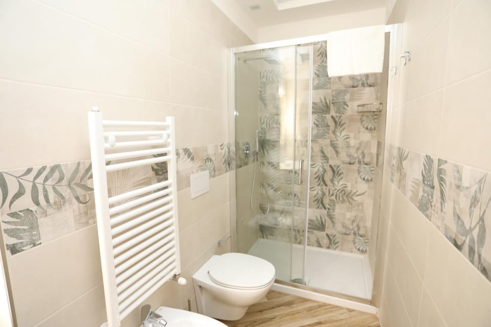 Shower, Toilet, Bathroom, towels