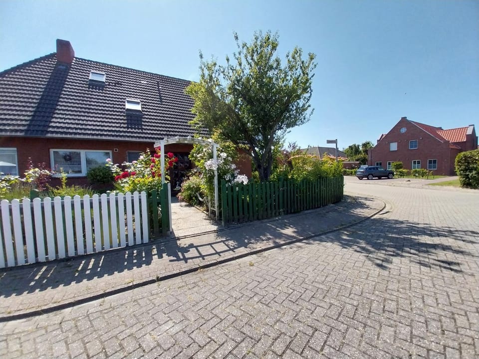 Property building, Day, Neighbourhood, Street view, Location, Parking