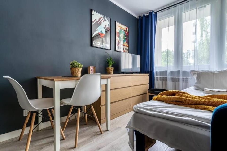 Bed, Living room, Photo of the whole room, Seating area, Dining area, Bedroom, hair dresser