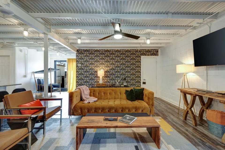 Bougie Squirrel Glam Pad House in Nashville