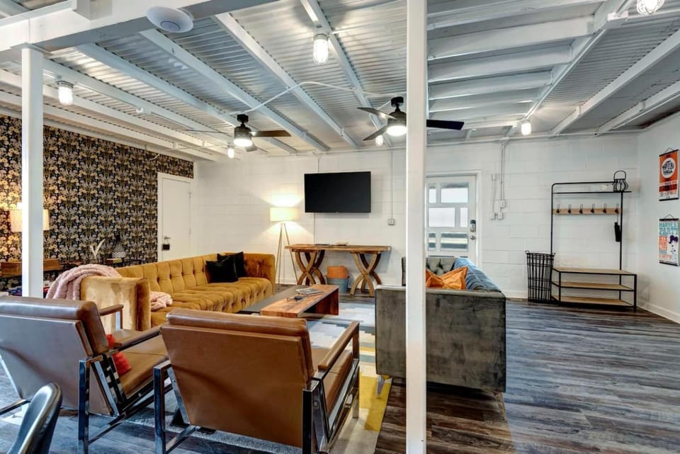 Bougie Squirrel Glam Pad House in Nashville