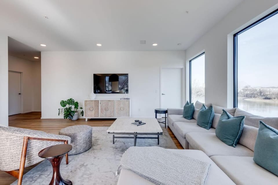 Boutique Condo on Nashville Riverfront- Park Free House in East Nashville