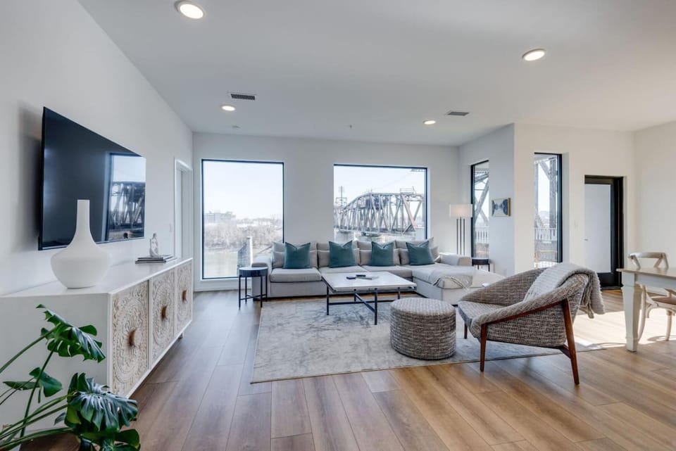 Boutique Condo on Nashville Riverfront- Park Free House in East Nashville