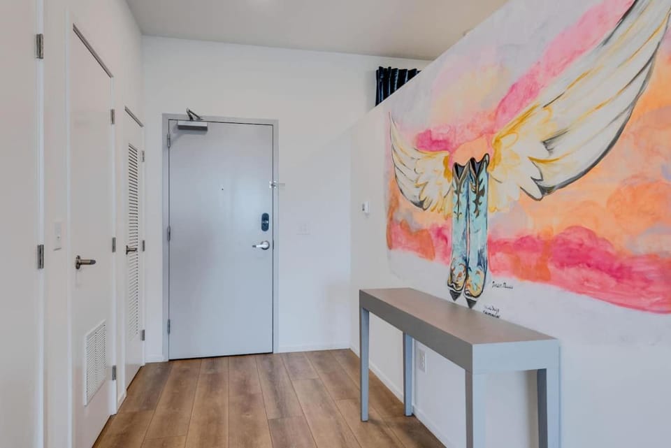 Boutique Condo on Nashville Riverfront- Park Free House in East Nashville