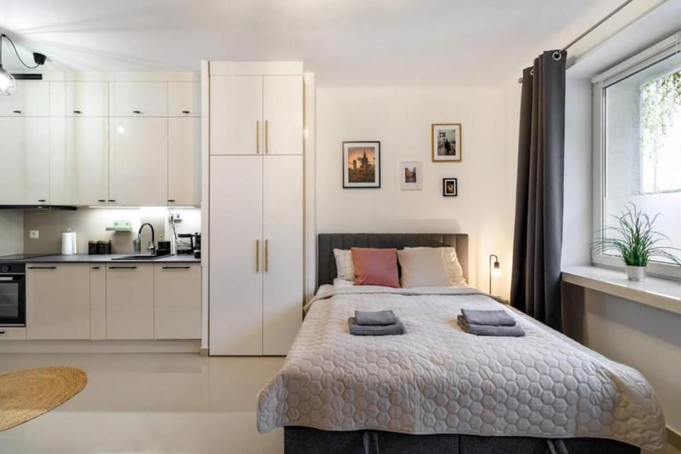 Property building, Bed, Kitchen or kitchenette, Photo of the whole room, stove, towels