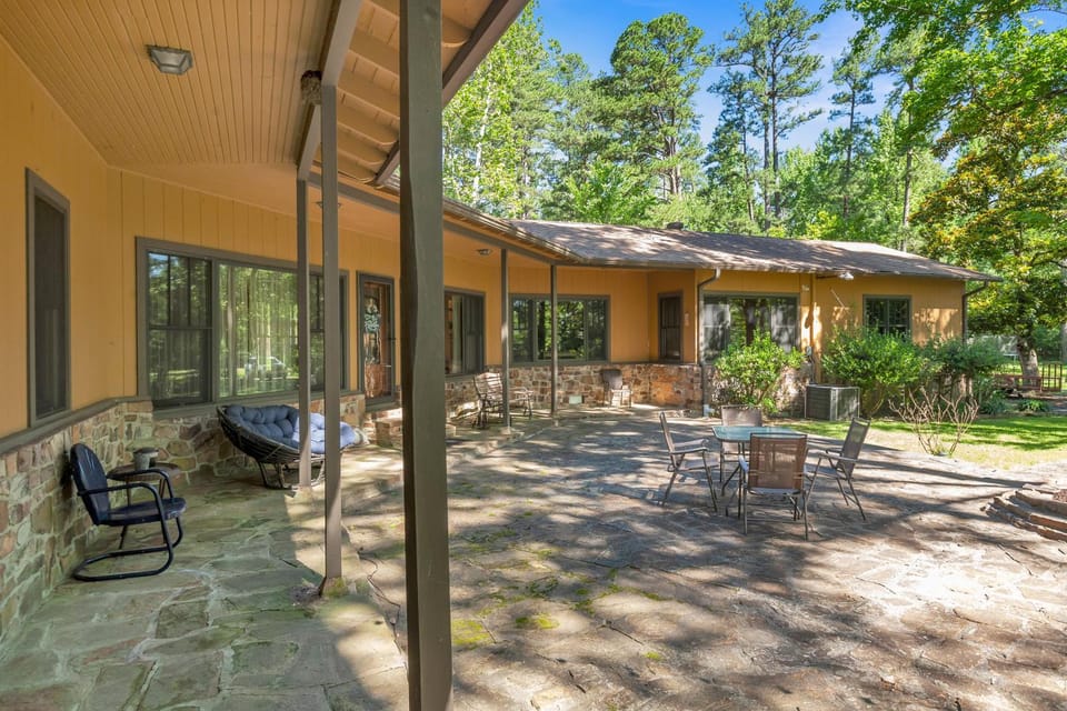 Property building, Patio, Seating area, sunbed