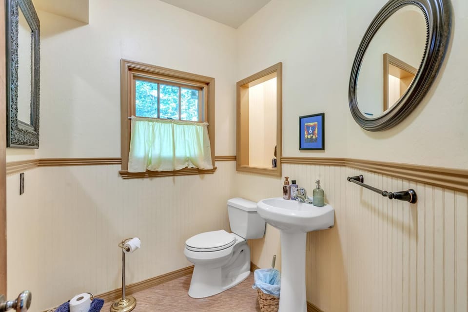 Toilet, Bathroom, towels