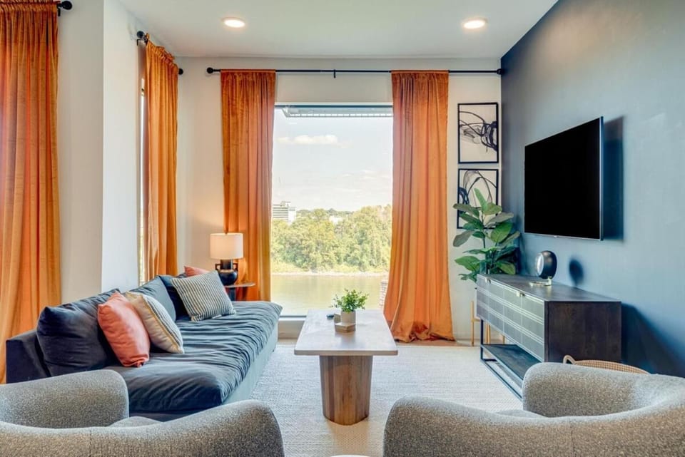 Stylish Riverfront Condo Eve 305 - Free Parking House in East Nashville