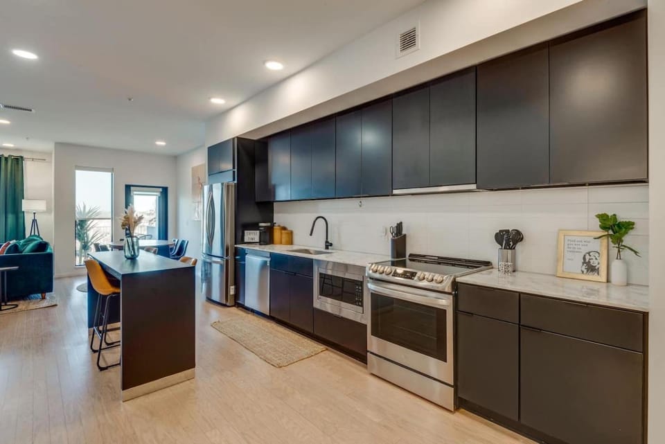 Luxury 2-bd, 2-bth Downtown Riverfront, Park Free House in East Nashville