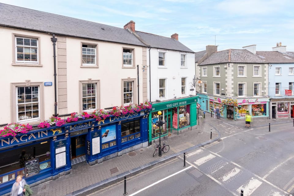 Neighbourhood, Street view, Location