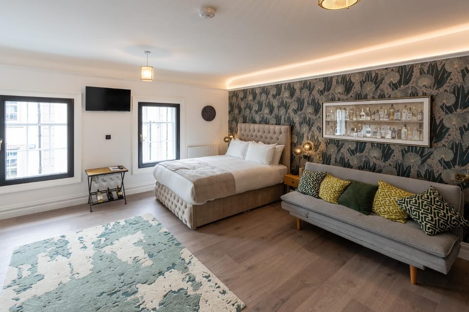 Bed, TV and multimedia, Photo of the whole room, Bedroom