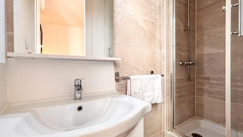 Shower, Bathroom, towels