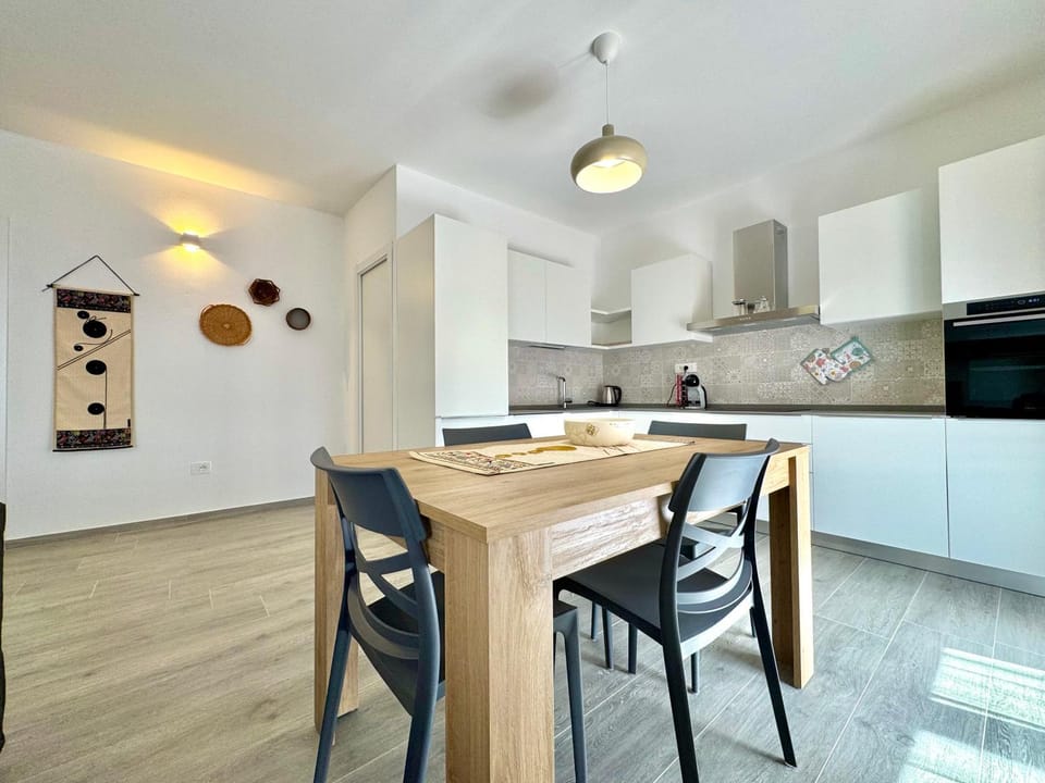 Kitchen or kitchenette, Dining area, stove
