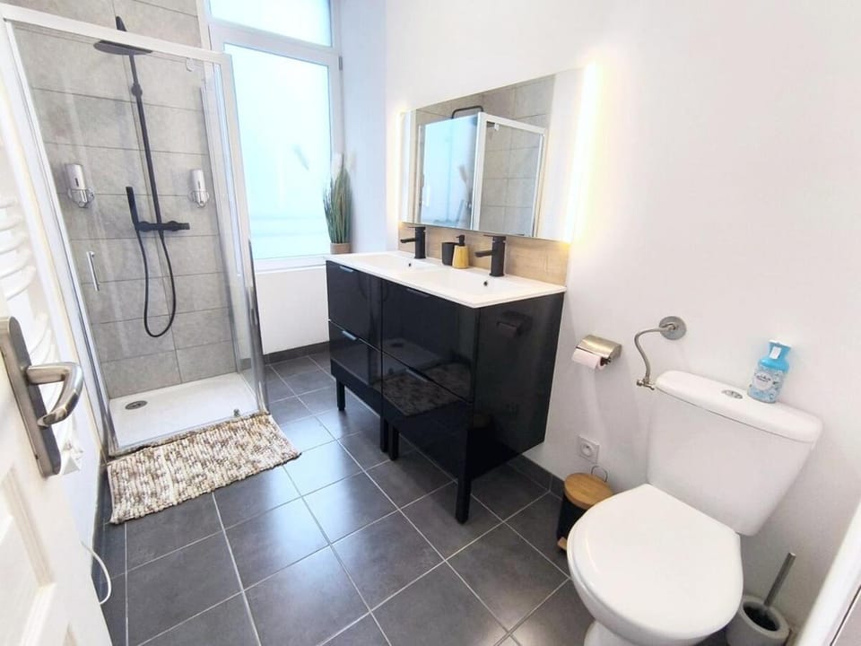 Shower, Toilet, Bathroom, towels