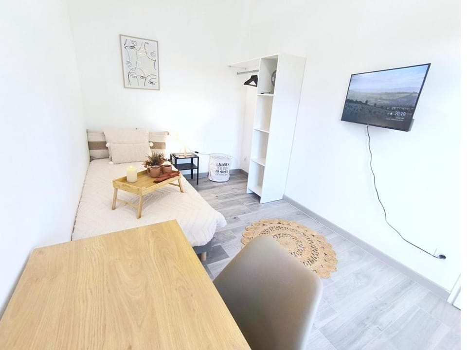 Bed, TV and multimedia, Photo of the whole room, Bedroom