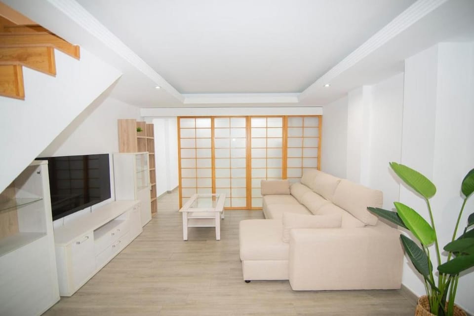 Stylish 3-Bedrooms Getaway with Terrace & Pool House in Chiclana de la Frontera