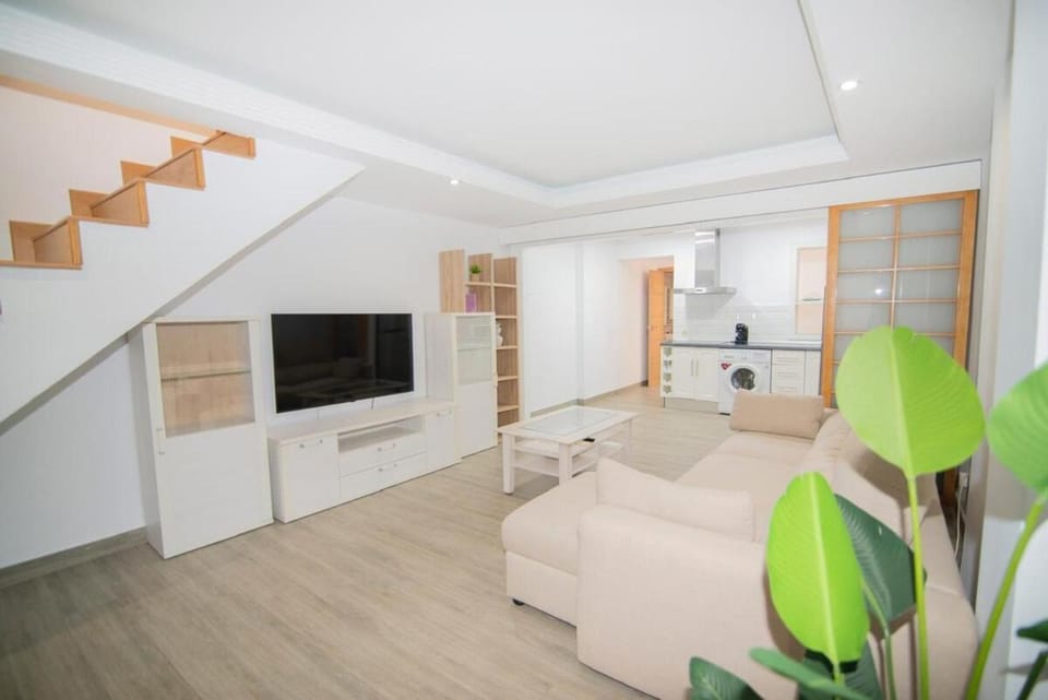 Stylish 3-Bedrooms Getaway with Terrace & Pool House in Chiclana de la Frontera