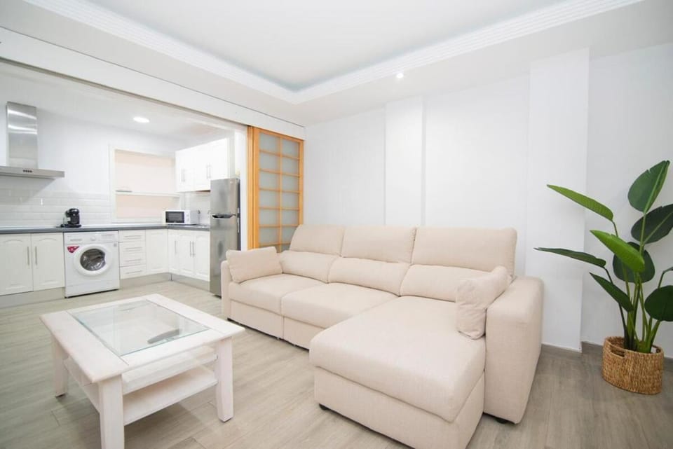 Stylish 3-Bedrooms Getaway with Terrace & Pool House in Chiclana de la Frontera