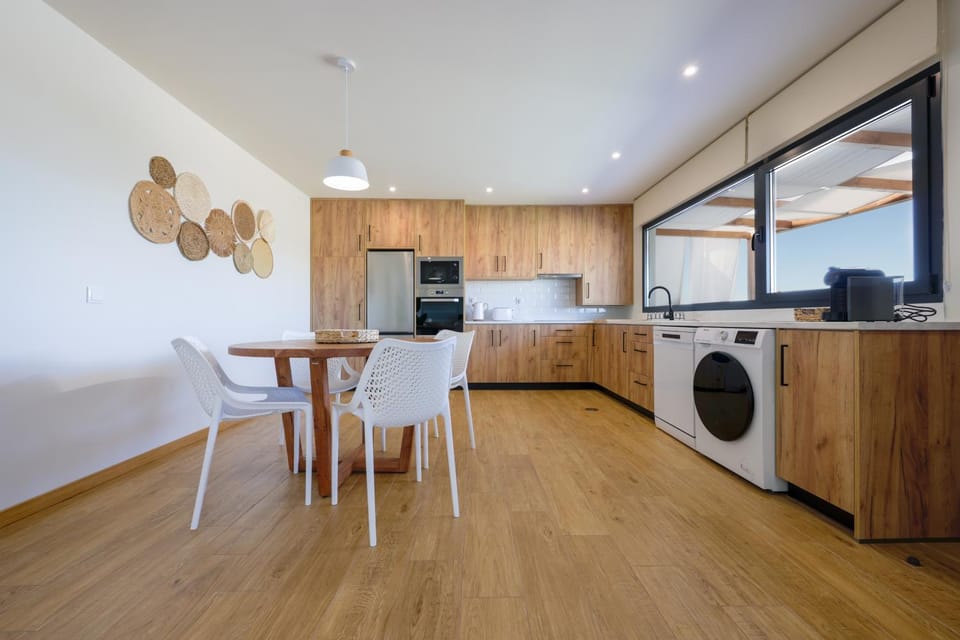 Kitchen or kitchenette, Dining area, dishwasher, oven, stove, toaster, washing machine