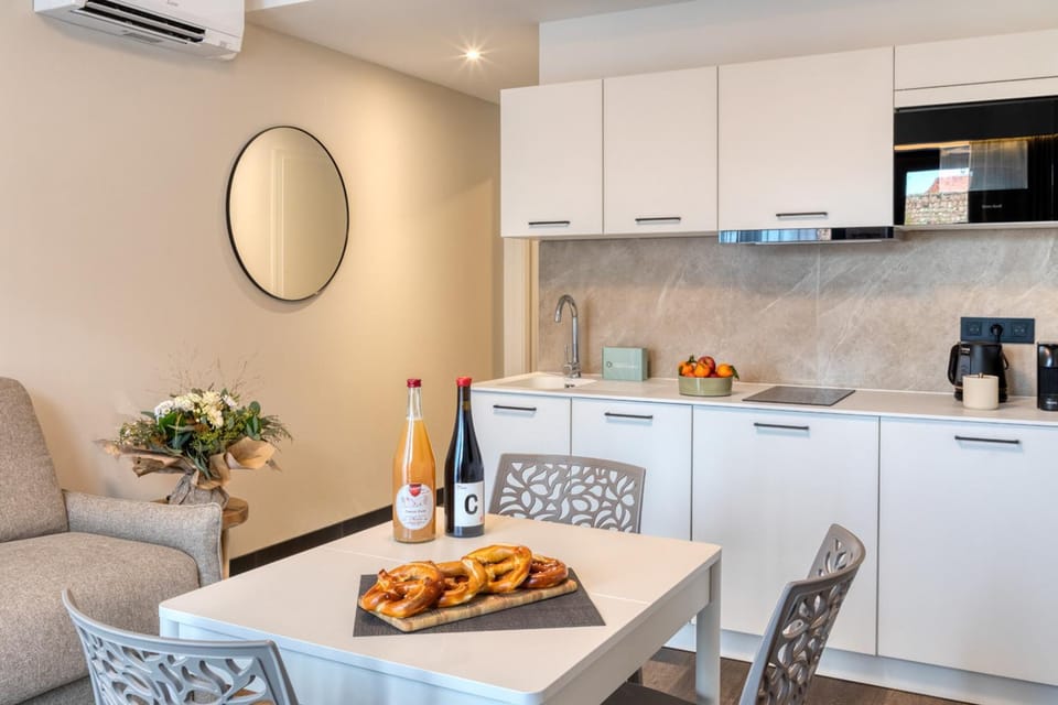 Coffee/tea facilities, Kitchen or kitchenette, Living room, Food and drinks, Seating area, Dining area, Food, oven, pet friendly, stove, air conditioner