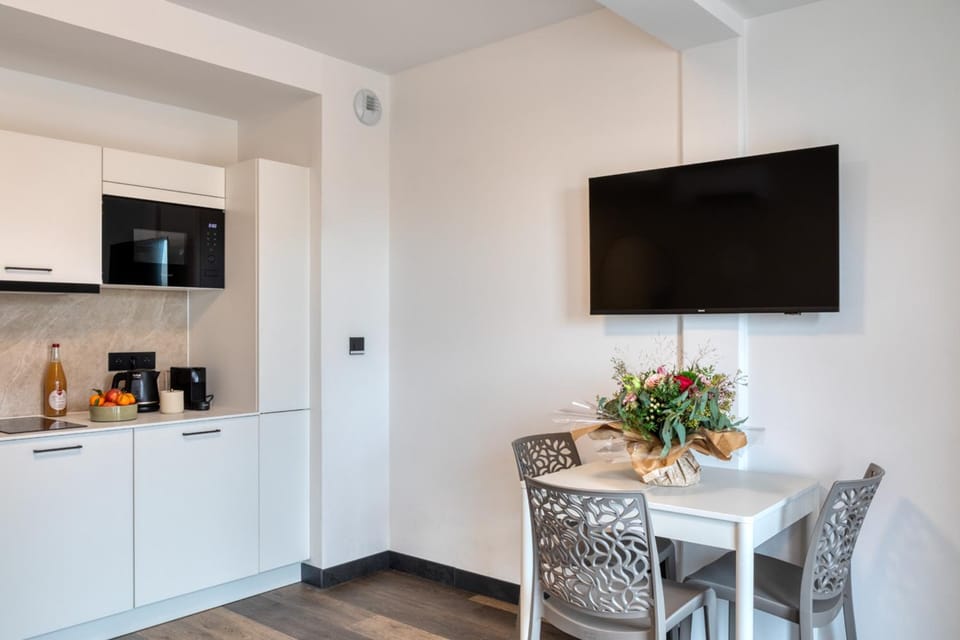 TV and multimedia, Coffee/tea facilities, Kitchen or kitchenette, Food and drinks, Dining area, Food, oven, Internal: Not applicable to any particular room