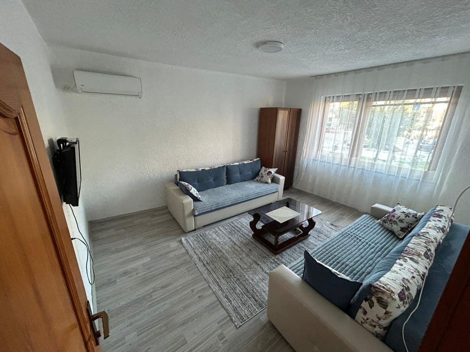 Bed, Living room, Seating area, air conditioner