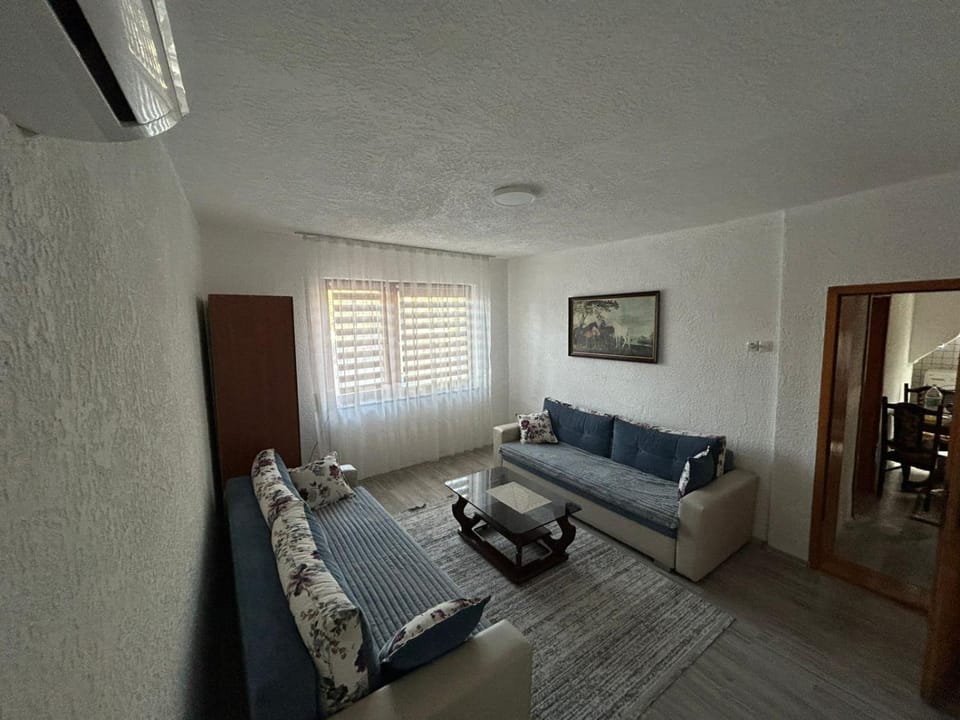 Bed, TV and multimedia, Living room, Photo of the whole room, Seating area