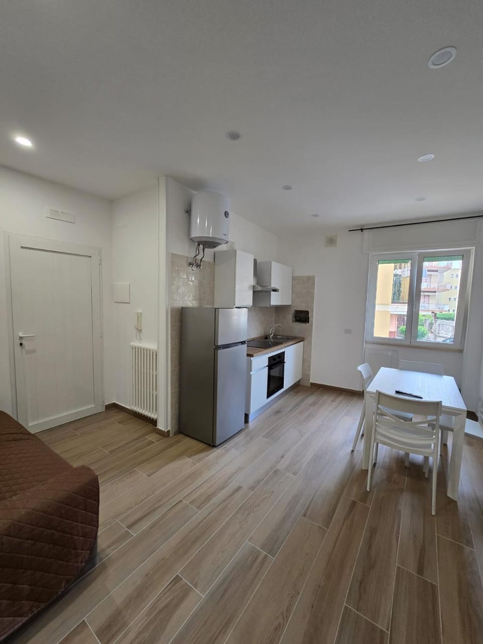 Kitchen or kitchenette, Dining area, oven, stove