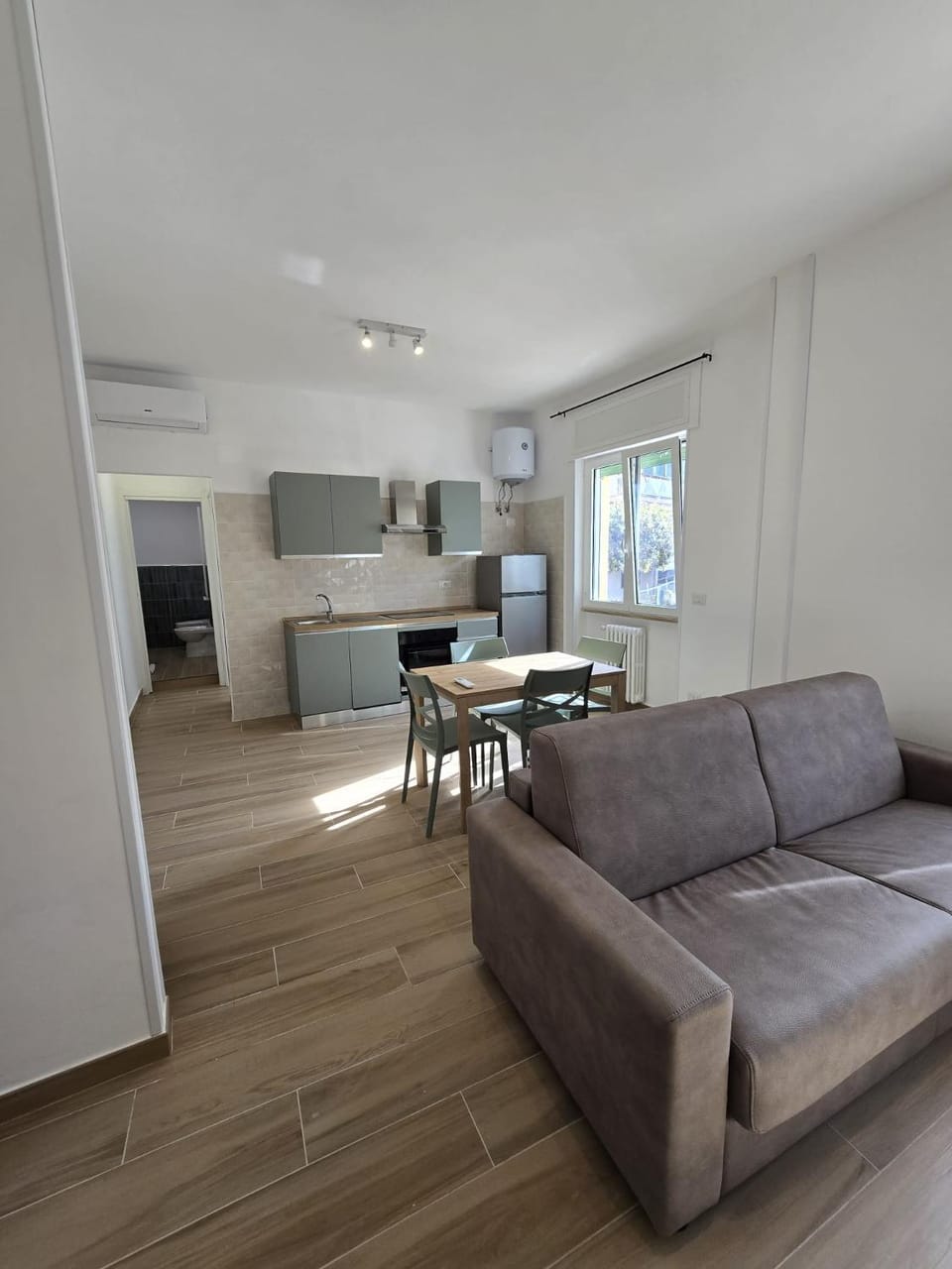 Kitchen or kitchenette, Living room, Seating area, Dining area, oven, stove