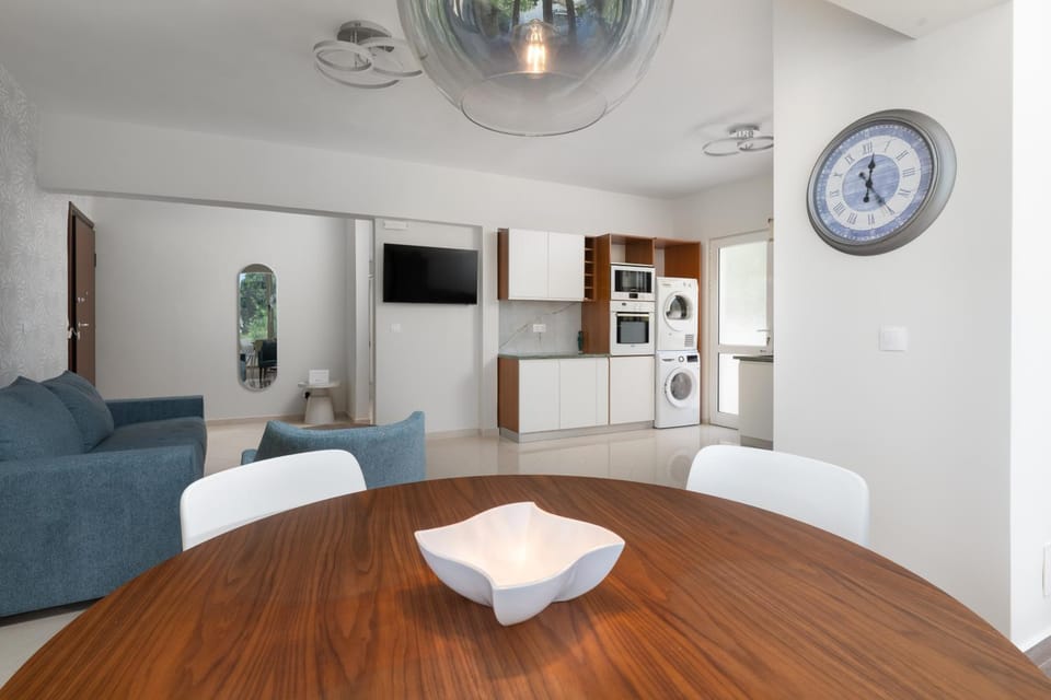 TV and multimedia, Kitchen or kitchenette, Living room, Seating area, Dining area, Evening entertainment, oven, stove