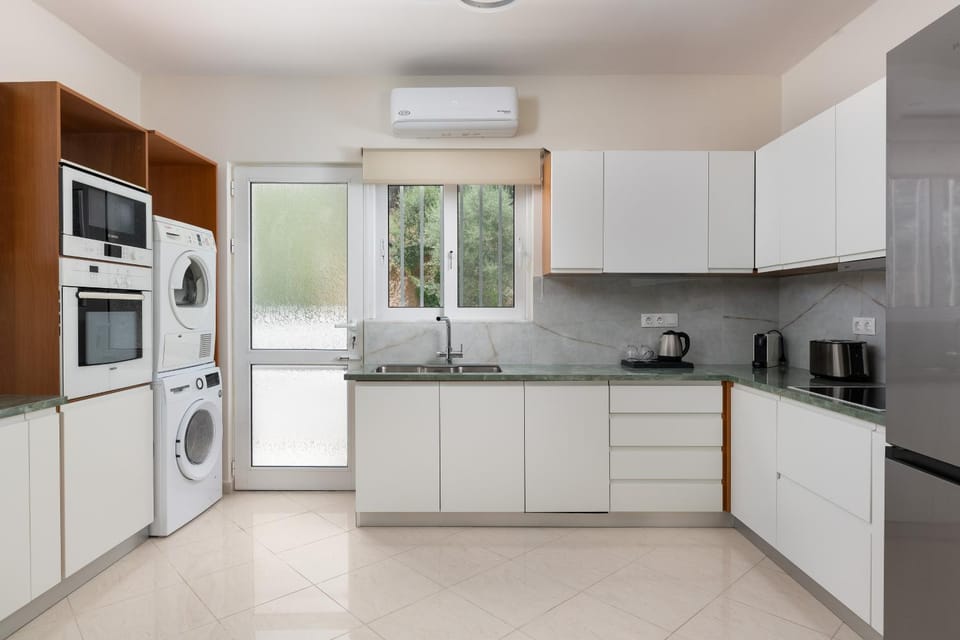 Coffee/tea facilities, Kitchen or kitchenette, dishwasher, oven, stove, toaster, washing machine, dryer