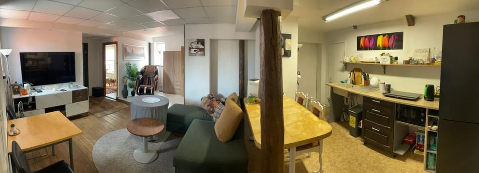 TV and multimedia, Kitchen or kitchenette, Seating area