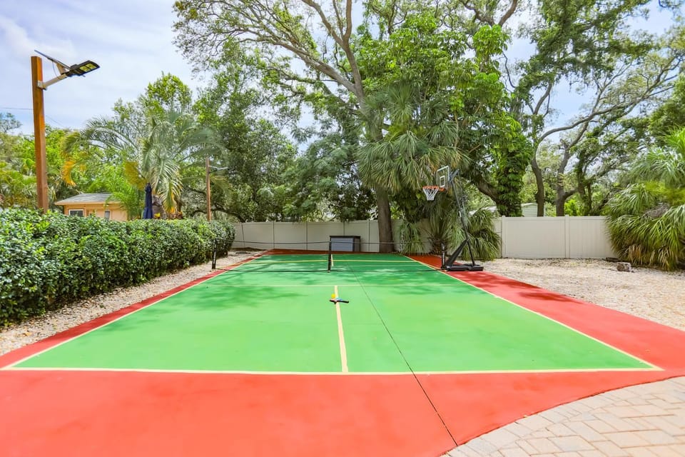 Day, Tennis court