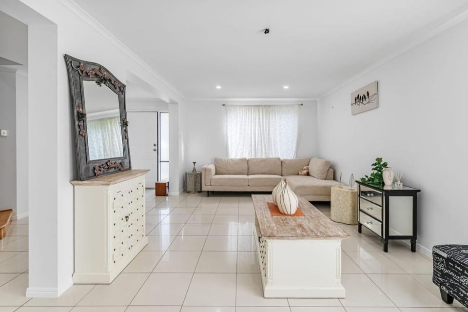 Peaceful 4BR Retreat in Leafy Forest Lake Setting House in Brisbane