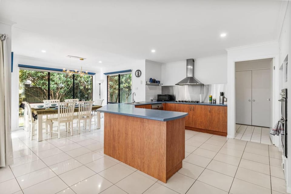 Peaceful 4BR Retreat in Leafy Forest Lake Setting House in Brisbane