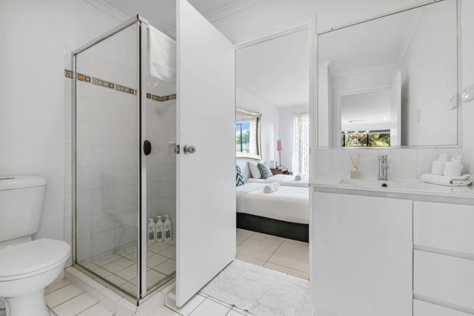 Peaceful 4BR Retreat in Leafy Forest Lake Setting House in Brisbane