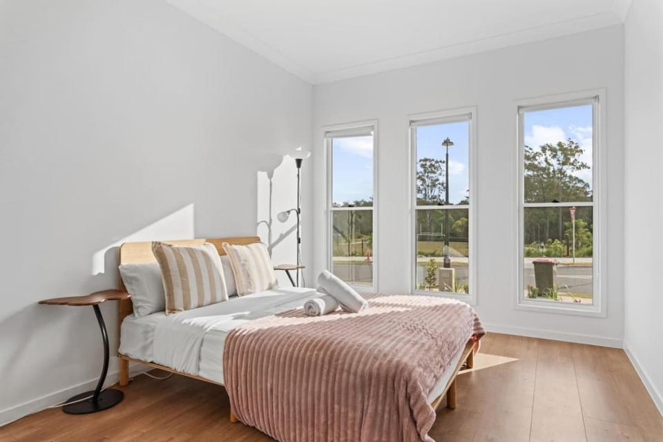 Modern 3BR Home in Peaceful Park Ridge Estate House in Brisbane