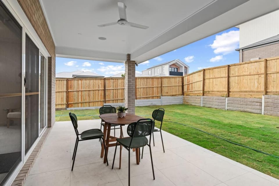 Modern 3BR Home in Peaceful Park Ridge Estate House in Brisbane