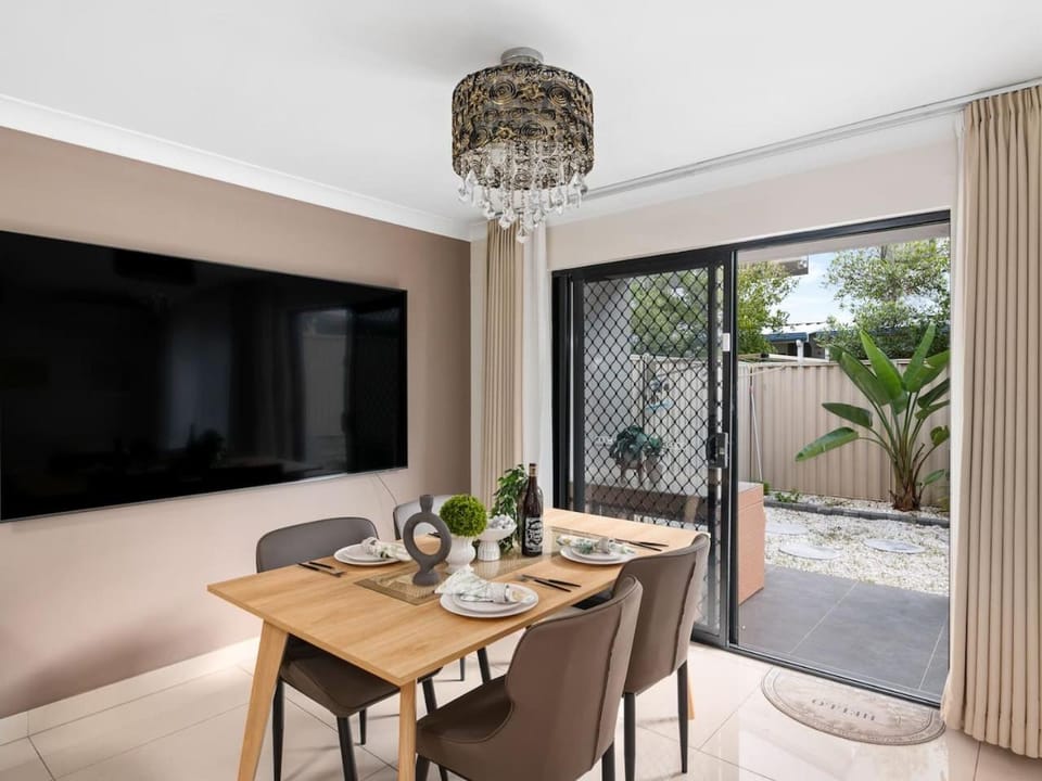 Modern 3BR Townhouse in Calamvale Near Parks and Shops House in Brisbane